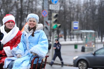 Новогодняя акция КП на Воробьевых горах. На снимке: корреспондент КП Олег Адамович и телеведущая КП Арина едут с новогодними подарками в повозке.