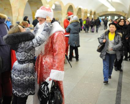 Московский метрополитен. Вестибюль станции `Кузнецкий мост`. На снимке: участник парада Дедов Морозов.