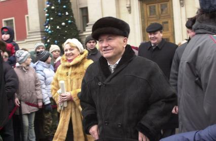 Мэр Москвы Юрий Лужков (в центре) и его заместитель Людмила Швецова во время новогодних праздничных мероприятий у мэрии.