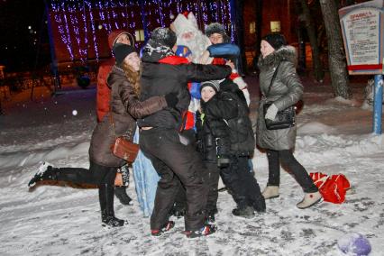 Зрители обнимают Деда Мороза.