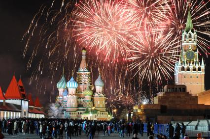 Празднование Нового года 2014 на Красной площади. На снимке: новогодний праздничный салют.