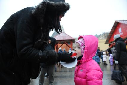 Стокилограммовый леденец в виде лошади, приготовленный тверскими кондитерами установлен на Площади Революции.  На снимке: ребенок ест леденец.