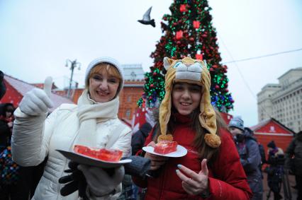 Стокилограммовый леденец в виде лошади, приготовленный тверскими кондитерами установлен на Площади Революции. На снимке: дети и взрослые дегустируют леденец.