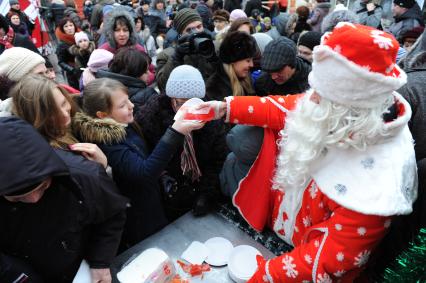 Стокилограммовый леденец в виде лошади, приготовленный тверскими кондитерами установлен на Площади Революции. На снимке: дети и взрослые дегустируют леденец.