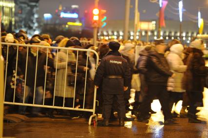 Пречистенская набережная. На снимке: верующие направляются к Храму Христа Спасителя, где находятся Дары волхвов, привезенные из монастыря святого Павла на горе Афон.