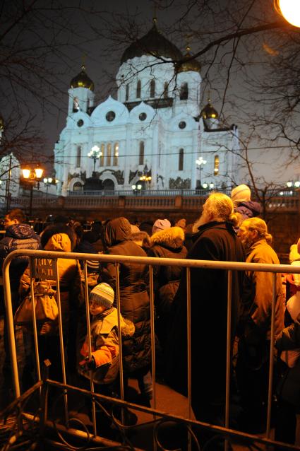 Верующие стоят в очереди к Храму Христа Спасителя, где находятся Дары волхвов, привезенные из монастыря святого Павла на горе Афон.