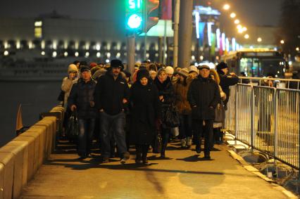 Пречистенская набережная. На снимке: верующие направляются к Храму Христа Спасителя, где находятся Дары волхвов, привезенные из монастыря святого Павла на горе Афон.