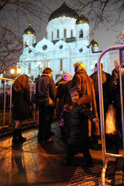 Верующие стоят в очереди к Храму Христа Спасителя, где находятся Дары волхвов, привезенные из монастыря святого Павла на горе Афон.