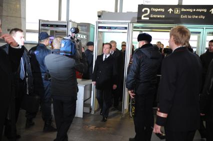 На снимке: председатель правительства РФ Дмитрий Медведев (в центре) во время осмотра транспортно-пересадочного узла (ТПУ) `Курская`.