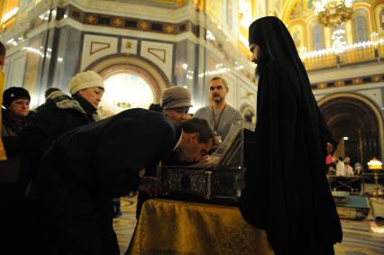 Прихожане поклоняются Дарам волхвов, привезенным из Афонского монастыря святого Павла в Храме Христа Спасителя.