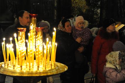 Прихожане пришли поклониться Дарам волхвов, привезенным из Афонского монастыря святого Павла в Храме Христа Спасителя.  На снимке: