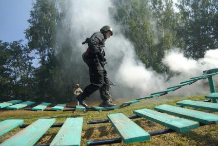 Прохождение бойцами спецназа штурмовой полосы.