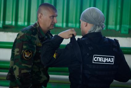 Прохождение бойцами спецназа штурмовой полосы.