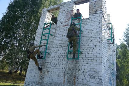 Прохождение бойцами спецназа штурмовой полосы.