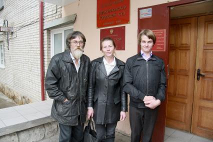 Городской суд города Белокуриха. Оджан Наумкин с семьей на входе в здание суда.