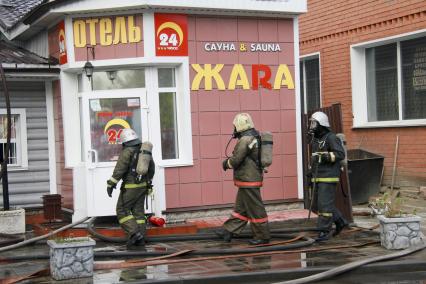 Пожар в сауне `Жара`. Пожарные у здания.
