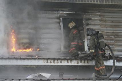 Пожар в сауне `Жара`. Пожарные за работой.