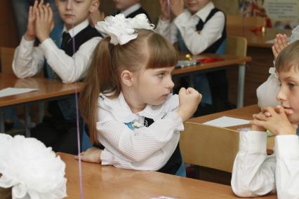 День знаний в барнаульской школе. Девочка показывает однокласснику кулак.