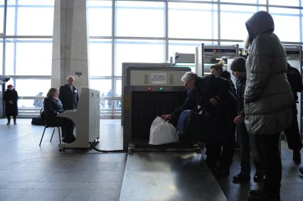 Курский вокзал.  На снимке: рентгеновский досмотр багажа пассажиров.