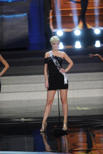 Крокус Сити Холл. Конкурс `Miss Universe 2013`. Финал. На снимке: `Мисс Швейцария` Доминик Риндеркнехт.
