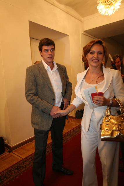 Премьера мюзикла `Монте-Кристо`. На снимке: теле-и радиоведущая Алла Довлатова и её муж, милиционер Алексей Борода.