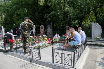 День ВДВ. Десантники поминают павших товарищей на кладбище.