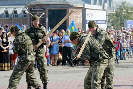 День ВДВ. Военнослужащие исполняют показательные выступления, ломают палки о спины сослуживцев.