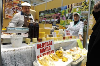 Ярмарка меда в Гостином дворе. На снимке: медовое мыло.