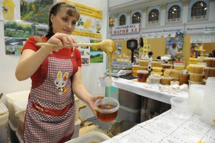 Ярмарка меда в Гостином дворе.