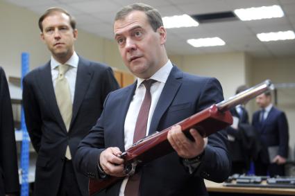 Дмитрий Медведев посетил ООО `Промтехнология`. На снимке: председатель правительства РФ Дмитрий Медведев осматривает образцы стрелкового оружия российского производства.