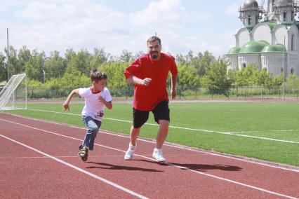 Спартакиада пенсионеров. Дед и внук на стадионе.