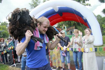 Сабантуй 2013. Виталий Щур победитель в борьбе Куреш с бараном на плечах.