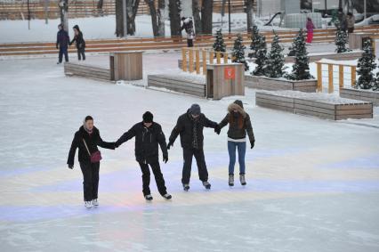 Каток в Центральном парке культуры и отдыха имени Горького.  На снимке: люди катаются на коньках.