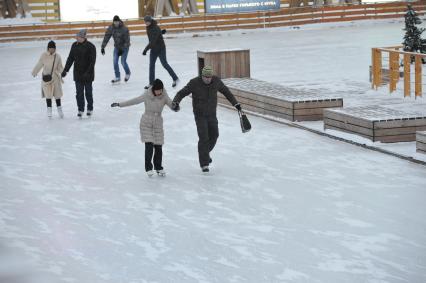 Каток в Центральном парке культуры и отдыха имени Горького.  На снимке: люди катаются на коньках.