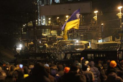 Ночь на евромайдане. На снимке: общий вид на противпоборствующие стороны.