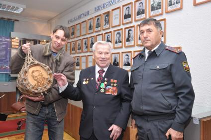 Конструктор стрелкового оружия Михаил Калашников (в центре).