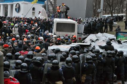 Столкновение протестующих и бойцов спецподразделения `Беркут`.