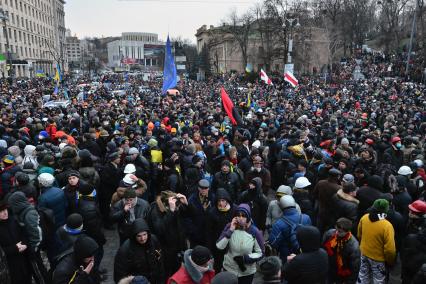 Толпа протестующих на улице.