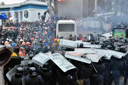 Столкновение протестующих и бойцов спецподразделения `Беркут`.