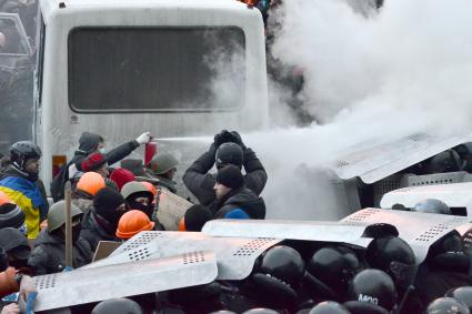 Столкновение протестующих и бойцов спецподразделения `Беркут`.