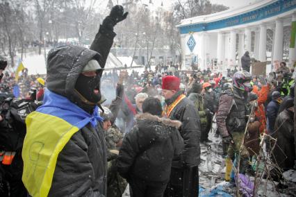 Протестующий на площади перед стадионом.