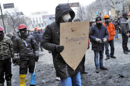 Протестующие защищаются.