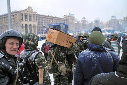 Протестующие несут коробку с пиротехникой.