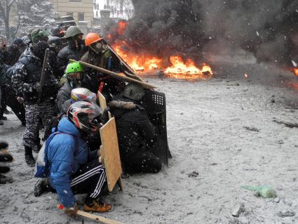 Протестующие защищаются.