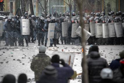 Протестующие напротив бойцов специального подразделения `Беркут`.