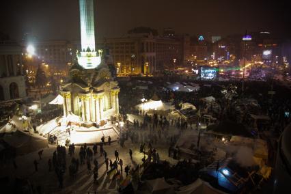 Вид на площадь Независимости в Киеве. Протестующие занимают все площадь.