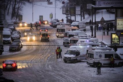 Медицинские службы, автомобили скорой помощи в ожидании.