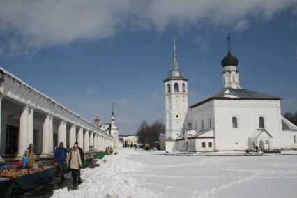 Воскресенская церковь на Рыночной площади Суздаля.