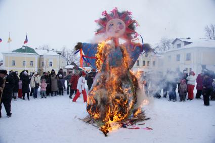 Масленичные гулянья в Суздали. Горящее чучело масленицы.