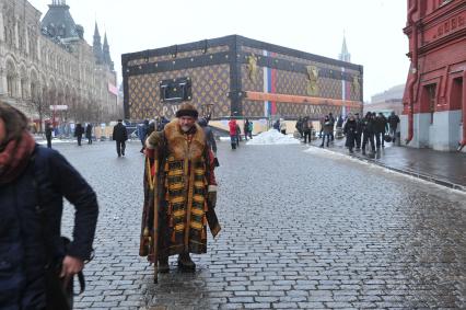 Мужчина в костюме Ивана Грозного на Красной Площади.